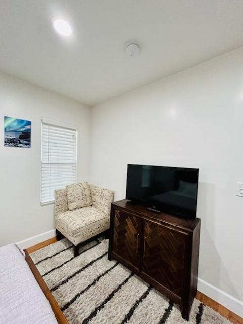 Gated Contemporary 3 Bedroom - 2 Bathroom Home In South La Plus Parking Los Angeles Eksteriør bilde